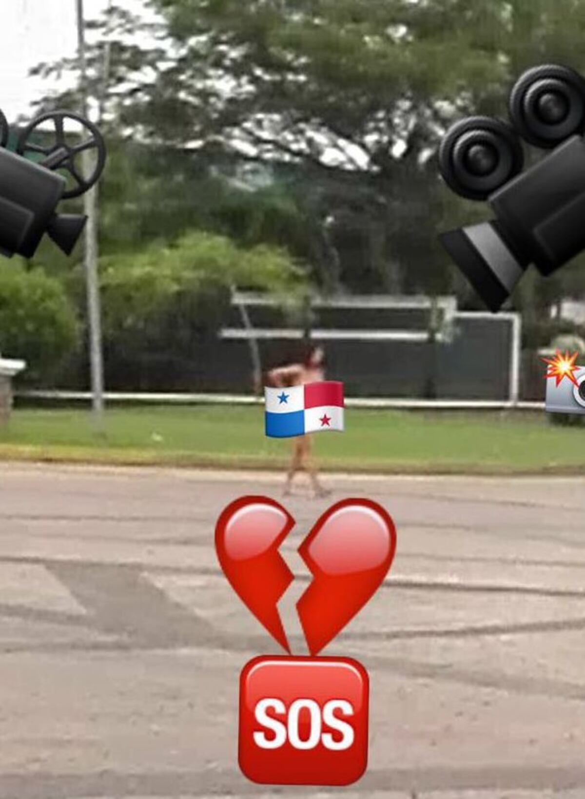 ¡FUEERTE! Mujer se pasea desnuda por el Trump, muchos solo atinaban a filmar