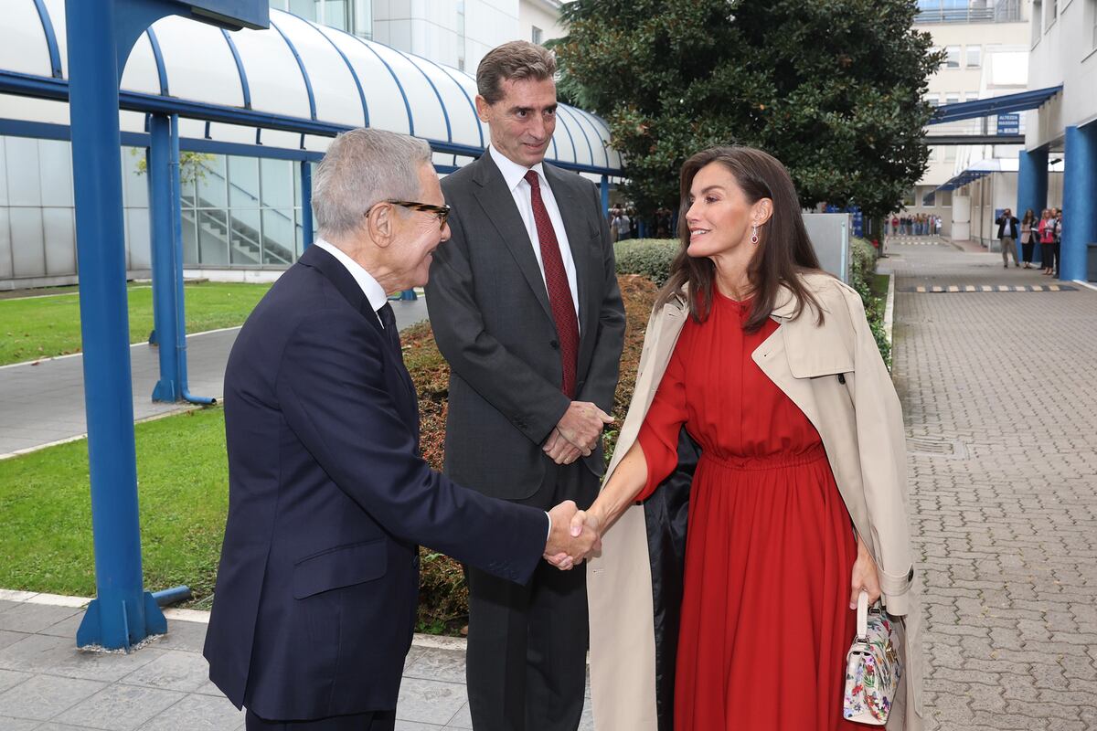 Letizia aboga por un trato equitativo para los pacientes en el Día Mundial de la investigación en cáncer