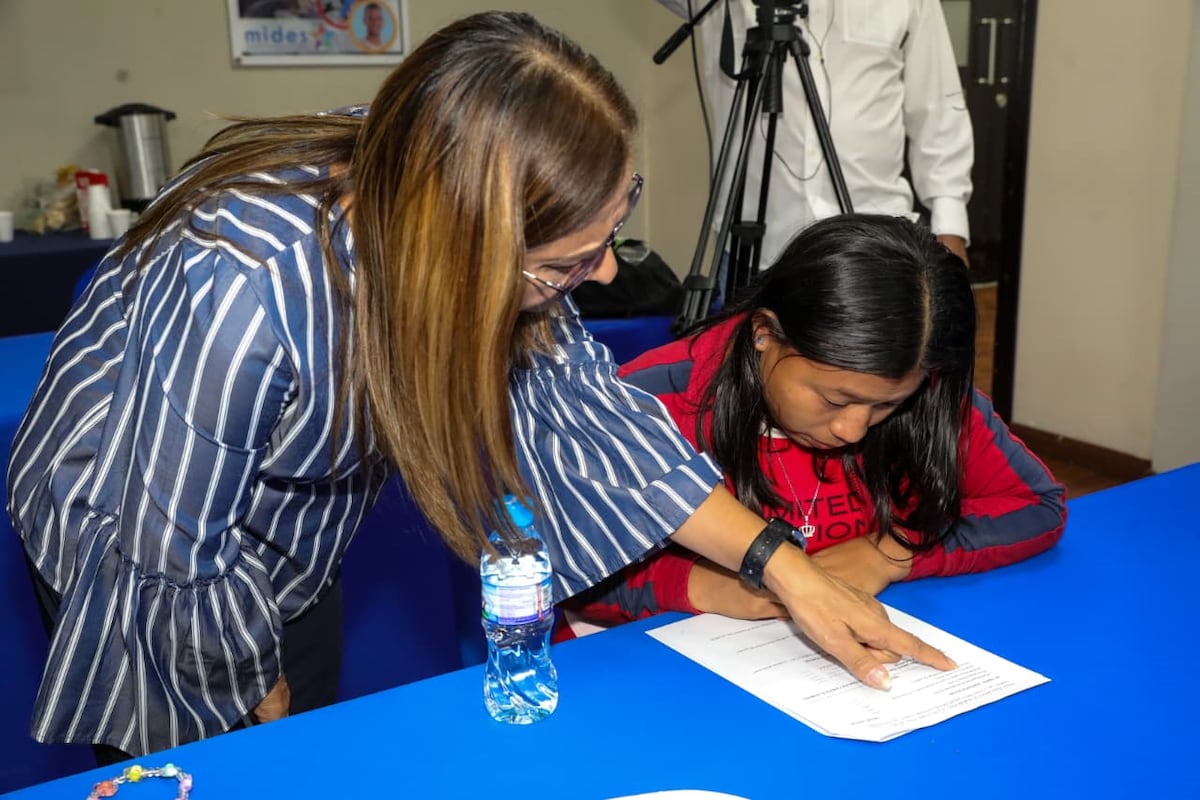 Nunca es tarde: Carolina Solano volvió a la escuela y hoy celebra su logro académico con su hijo