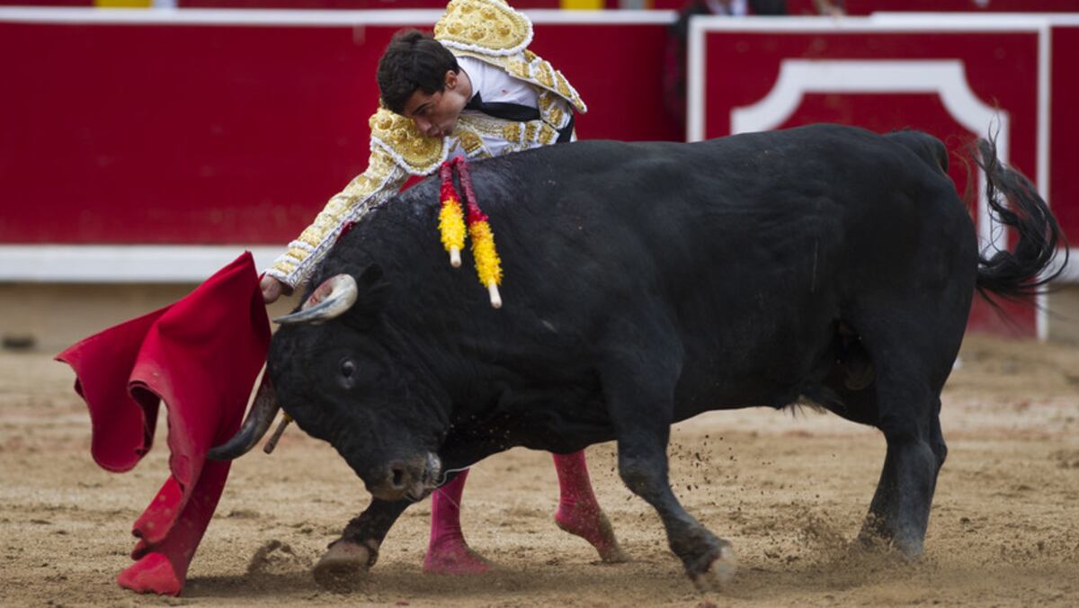 Torero recibe una cornada en su ojo y podría perderlo