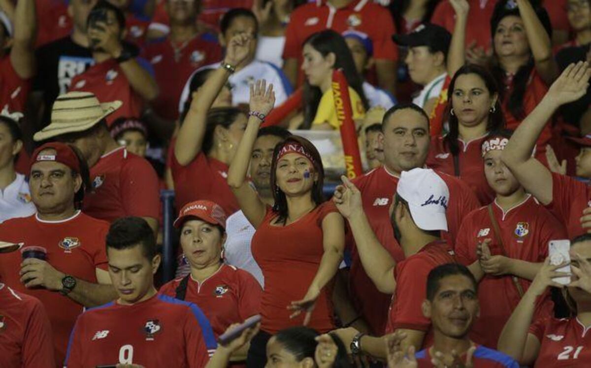 La Roja no pasa del empate y dice adiós a su afición