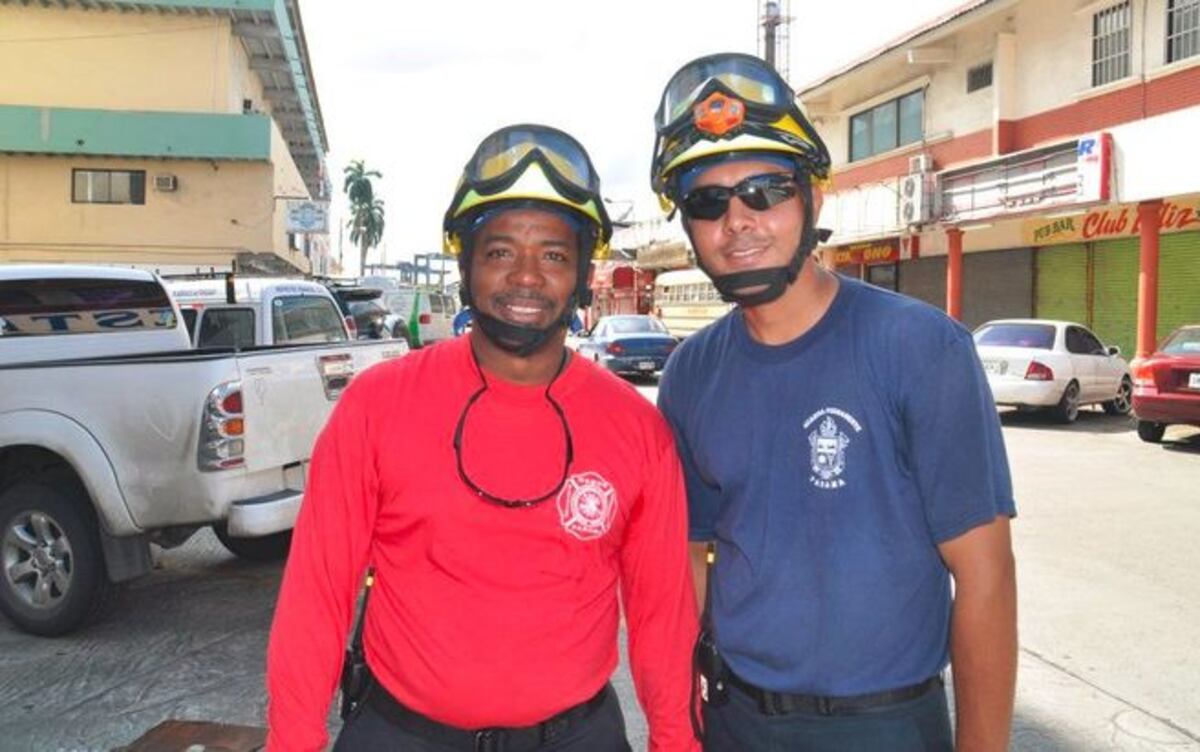 Hombre colisiona, sale expulsado del auto y cae del tramo marino en Corredor Sur