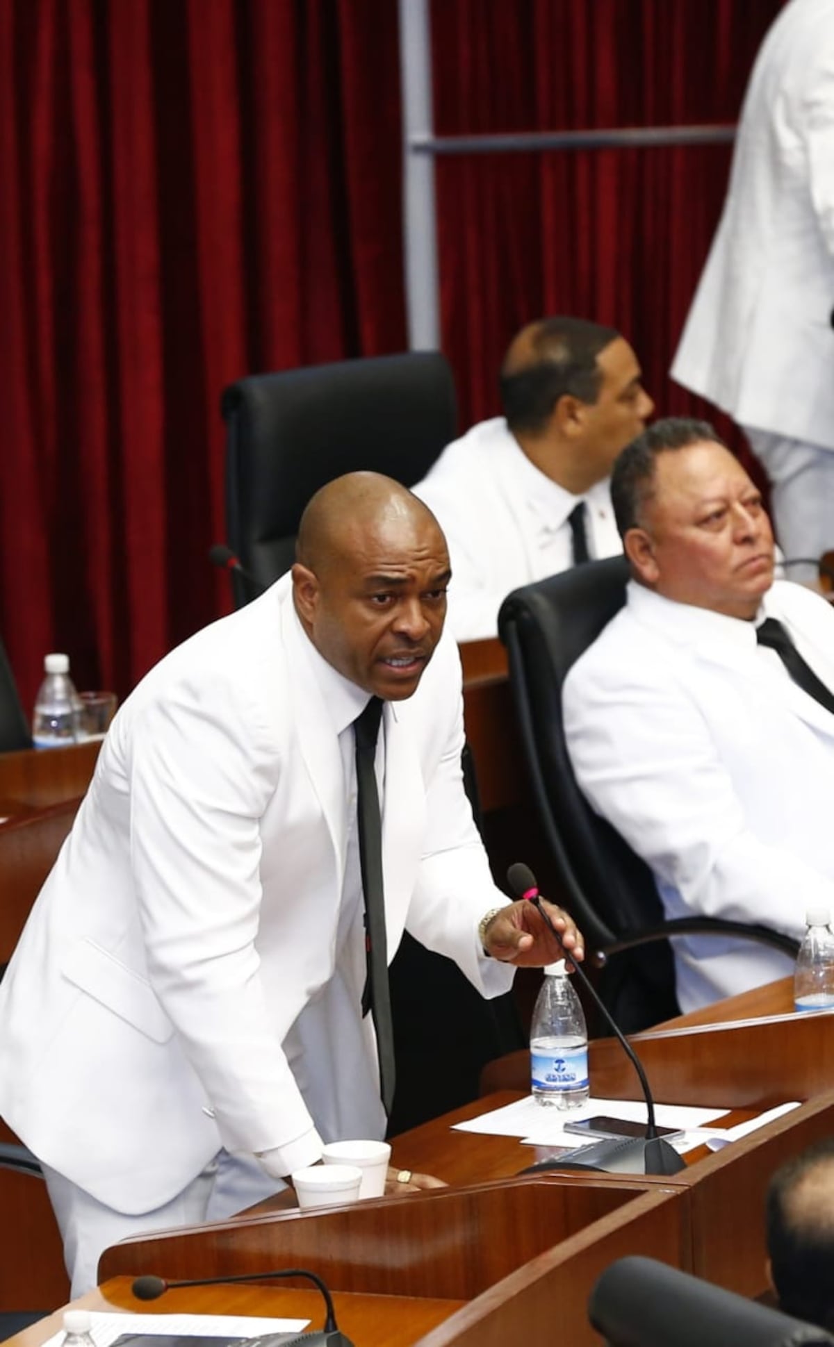 Diputados evangélicos buscan imponer oración en la Asamblea Nacional