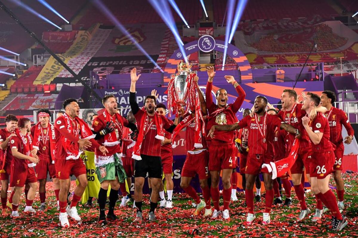 El Liverpool levanta en Anfield su primera liga inglesa en treinta años