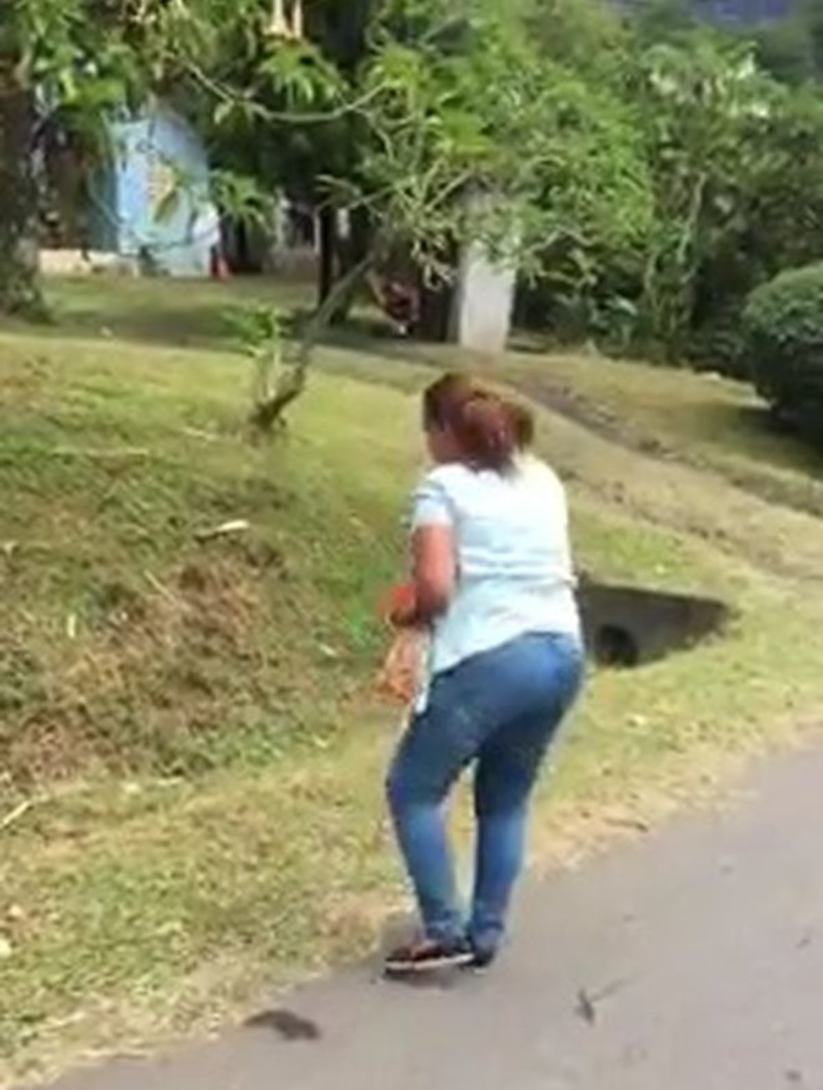 '¿De quién es esta niña?'...Rescatan a otra bebé sentada en la carretera | Video