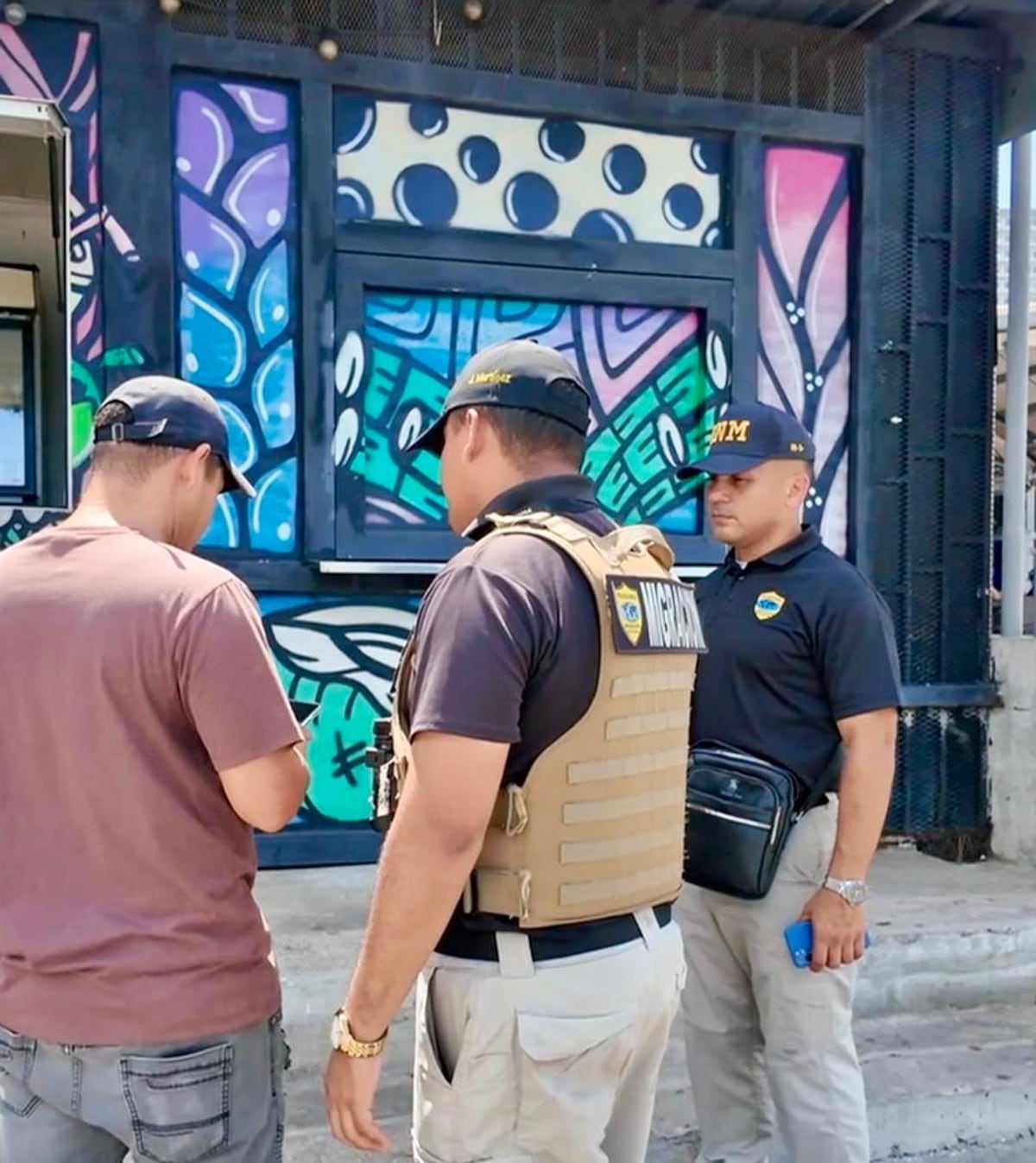 Control migratorio en Cinta Costera 3: 4 citados y 5 arrestados en marisquería