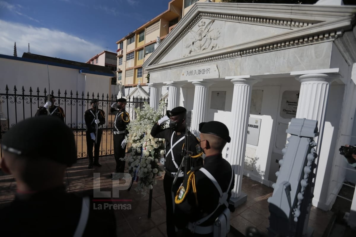 Colocan ofrendas florales a los próceres de la patria en un acto muy sencillo
