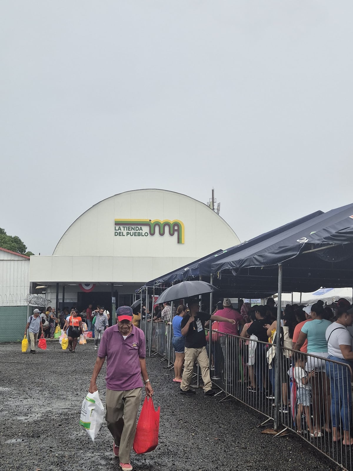Aunque llueva o relampaguee, la gente busca ahorrar ‘Chen Chen’:  ya abrió la tienda del pueblo en Pan de Azúcar