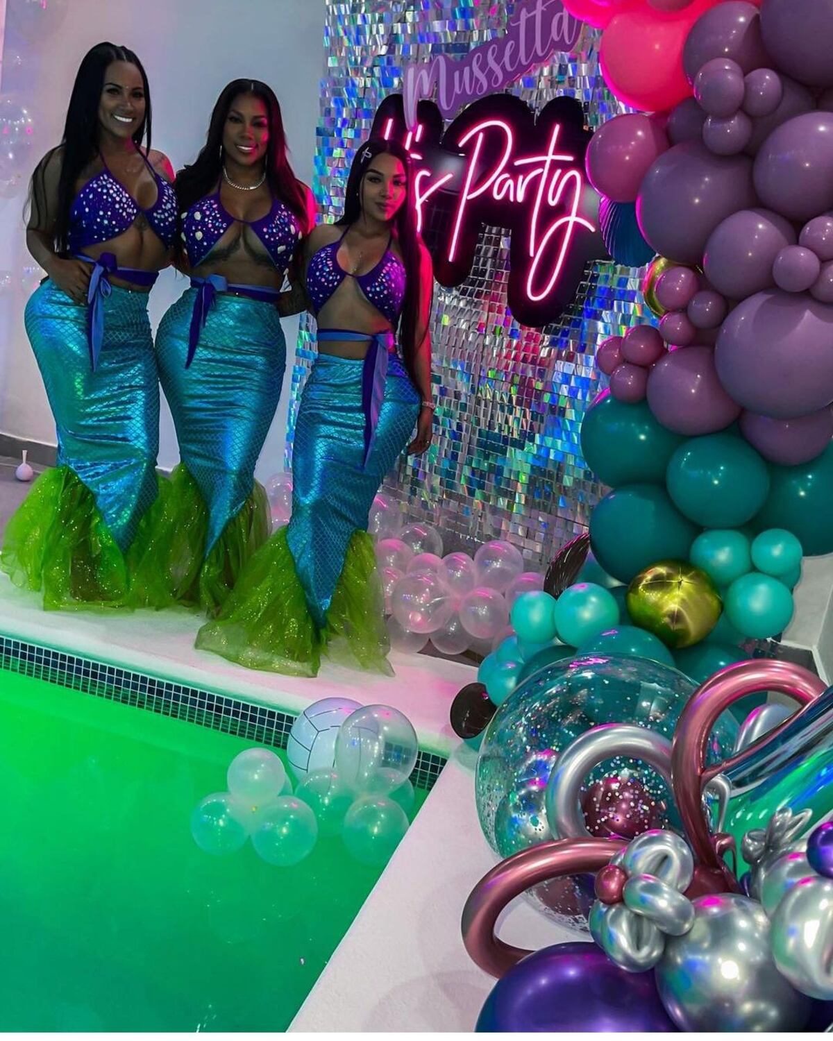 Burbuja familiar grande. Fiesta de Mussetta: sin mascarilla, sin distanciamiento y con concierto