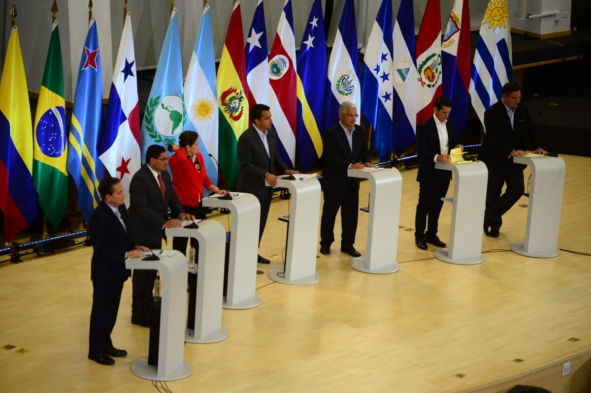 Menos pullas y más promesas en el tercer debate de candidatos presidenciales