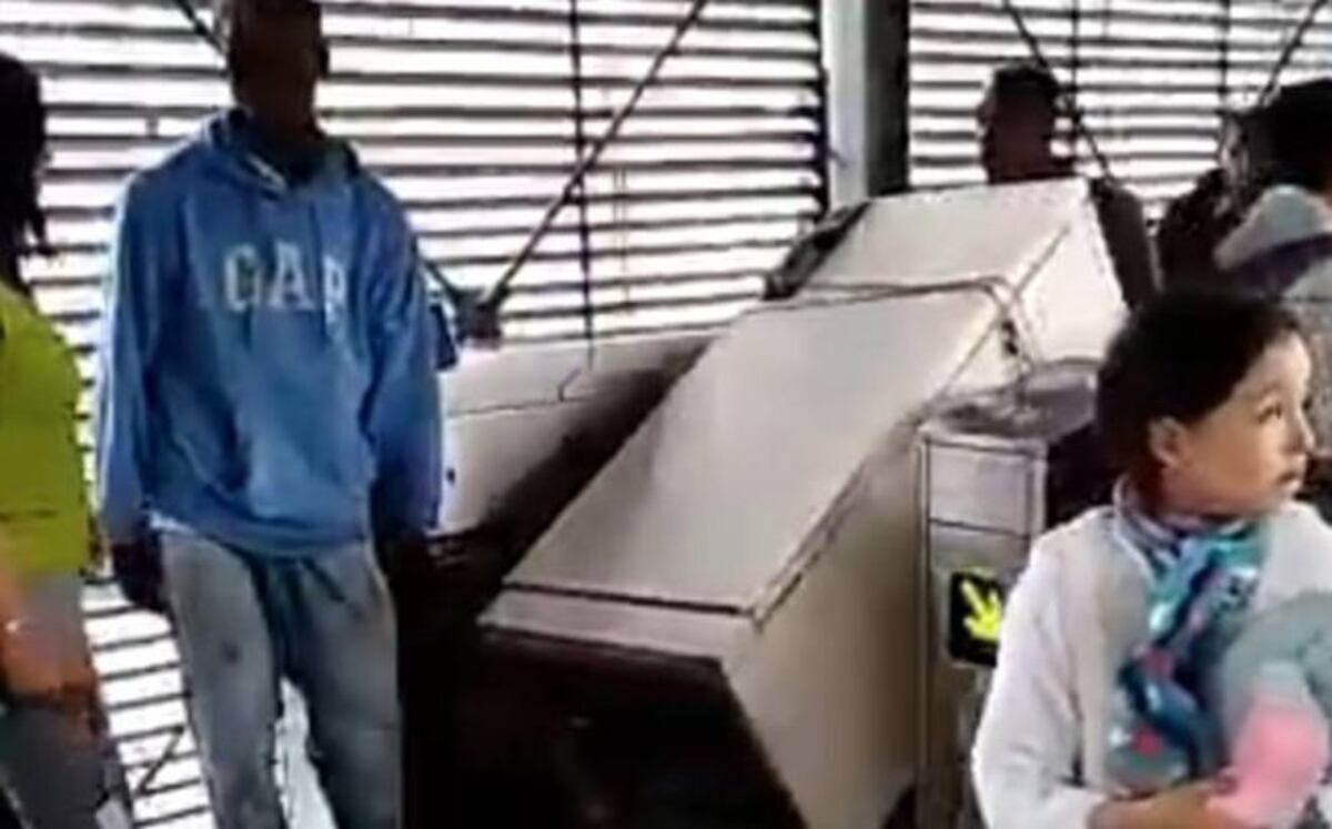 Video viral de hombres que metieron una nevera en acceso de discapacitados