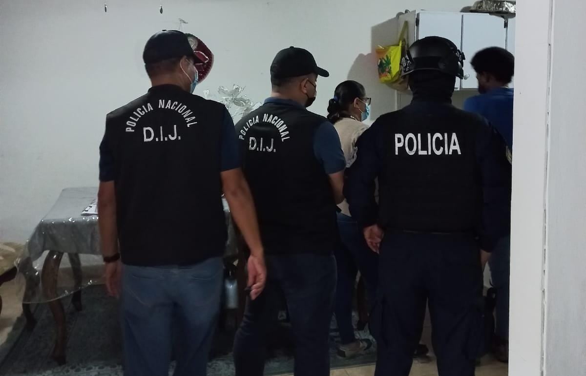 Fue una mujer la capturada junto a funcionario de alto cargo por presuntamente tratar de hacer trampa al cobrar billetes de la Lotería. Video