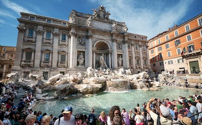 ¡Se tiró como si fuera piscina! Turista termina multado tras zambullirse en la Fontana di Trevi