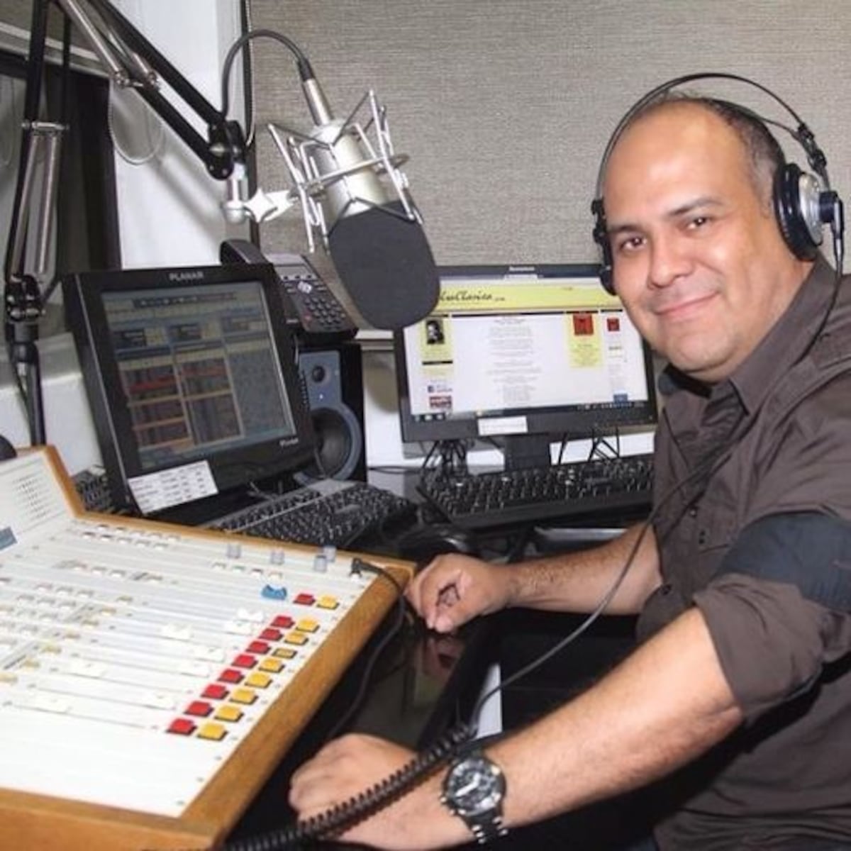 ‘Si volviera a nacer lo volvería a hacer’.  Locutores dieron la suerte en los billetes de este domingo de lotería