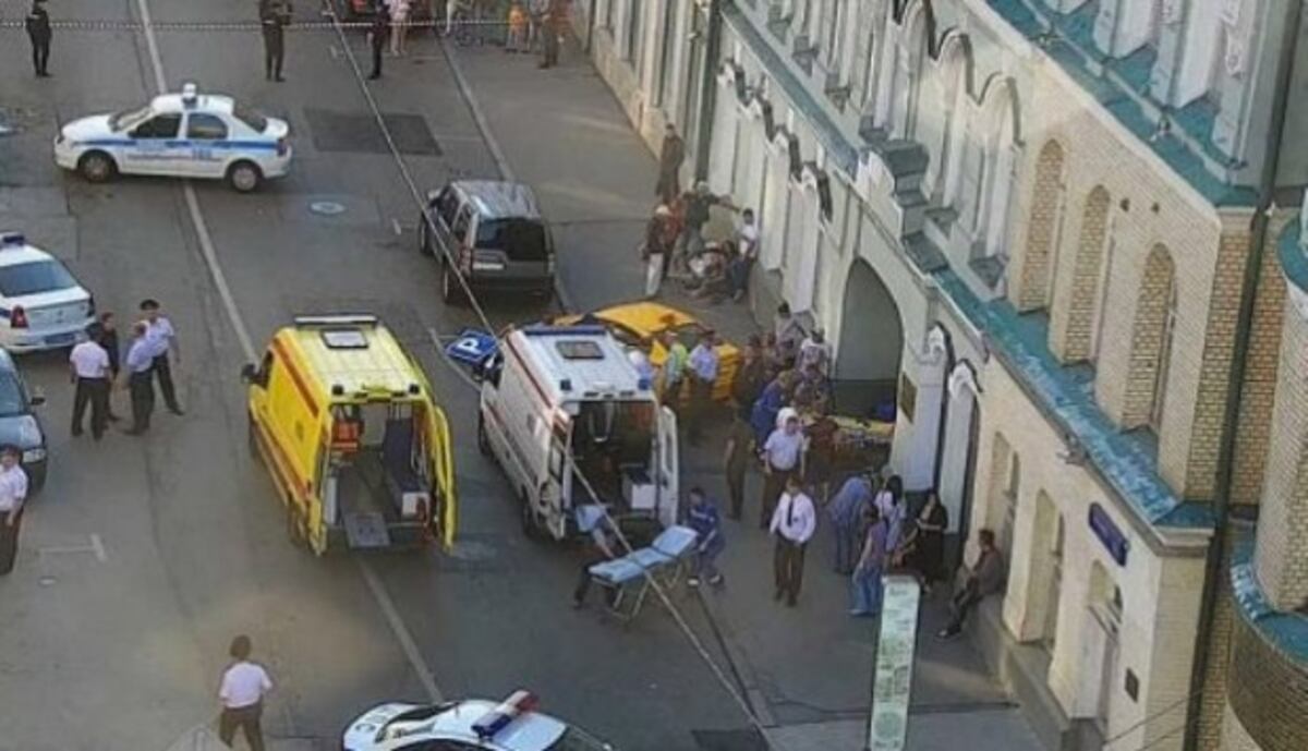 Taxi embiste a multitud en el centro de Moscú, hay al menos 7 heridos