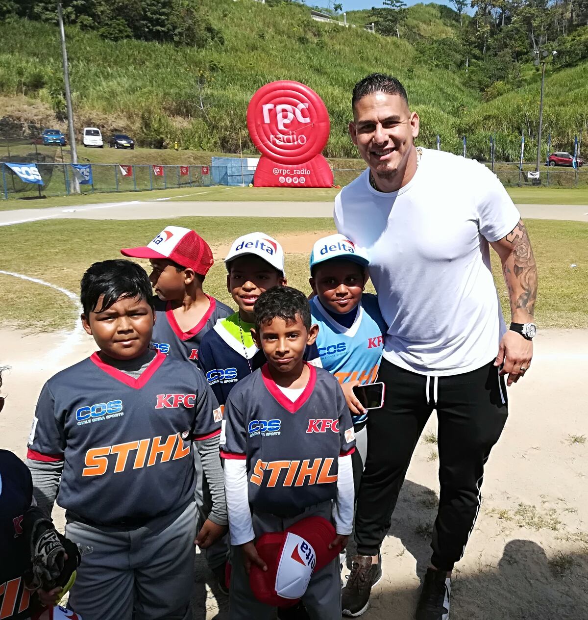 Peloteros de grandes ligas les caen de sorpresa a niños panameños