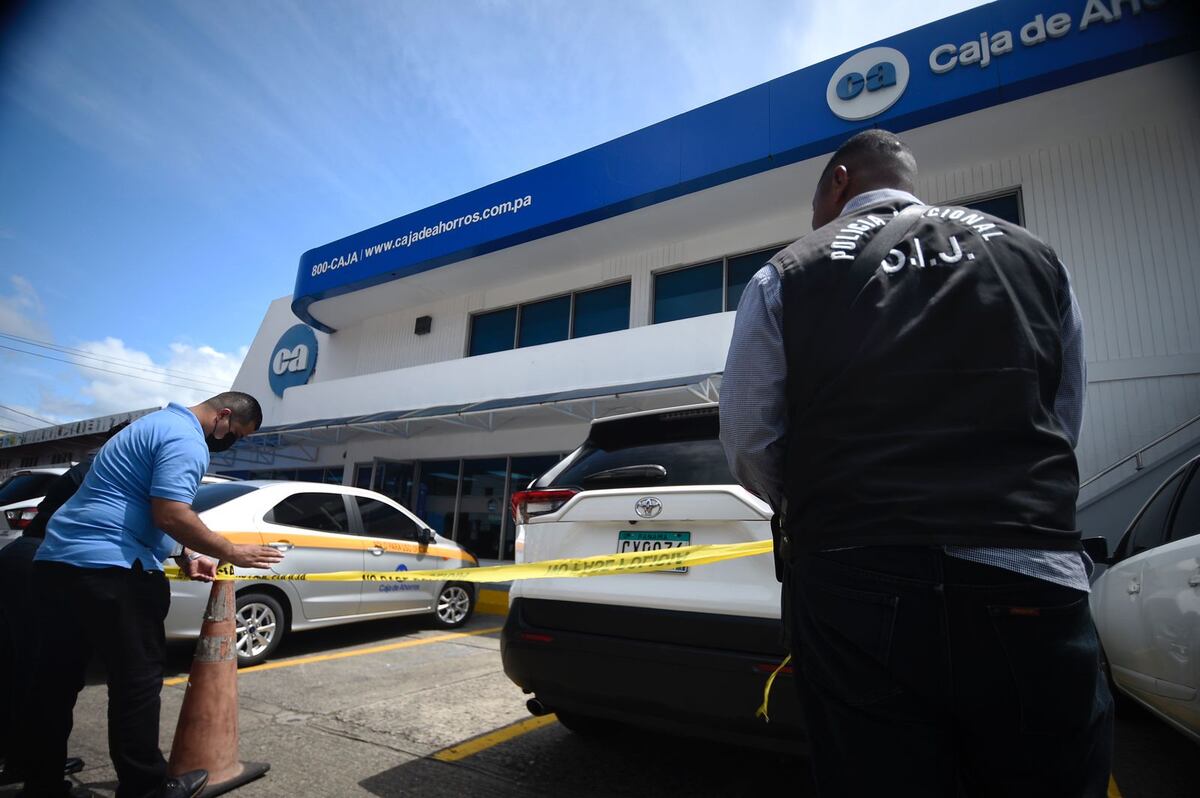 Caja de Ahorros confirma que fueron asaltados. Videos