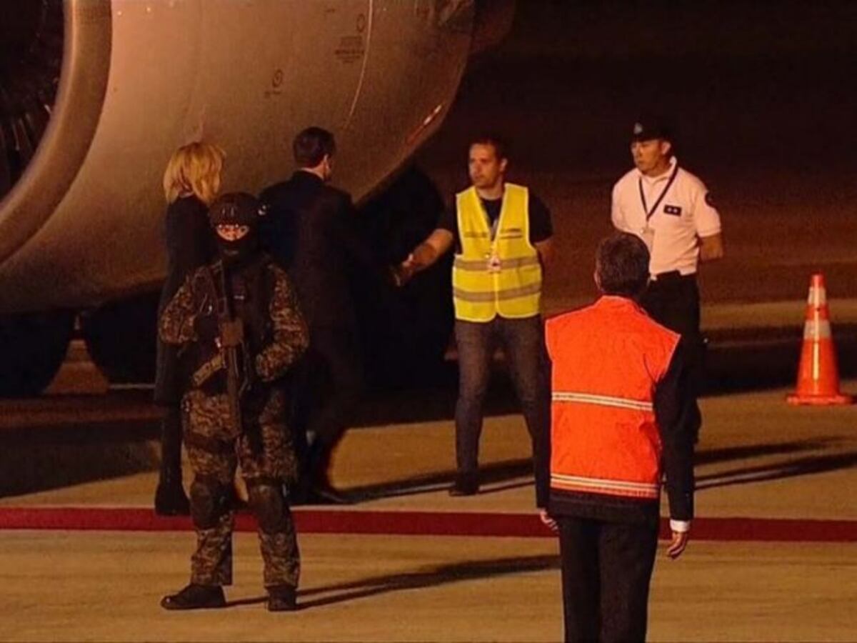Dejan solos a Macron y su esposa en el aeropuerto previo al G20