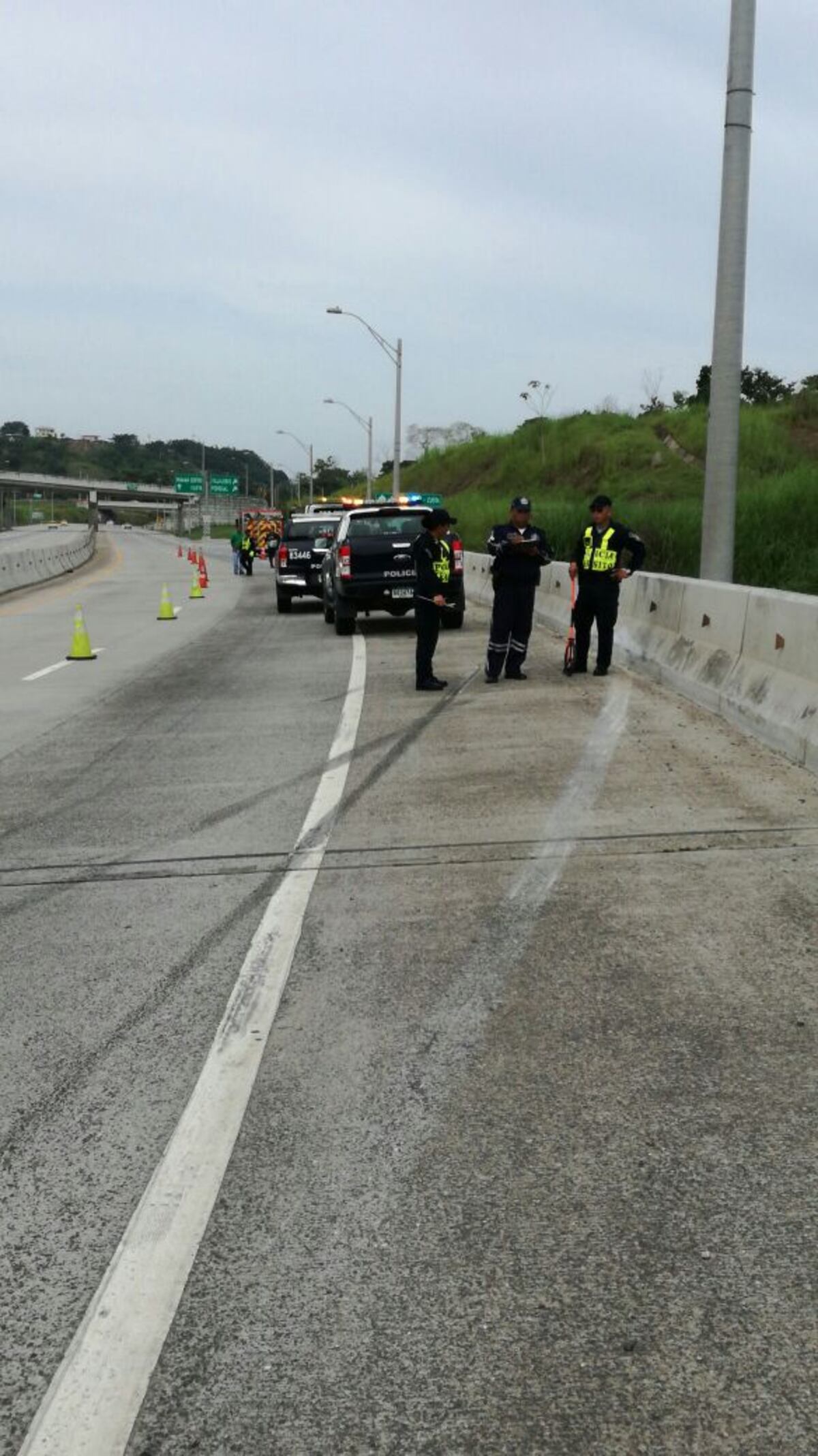 ÚLTIMA HORA. Mujer pierde el control de su vehículo y se estrella en el Corredor