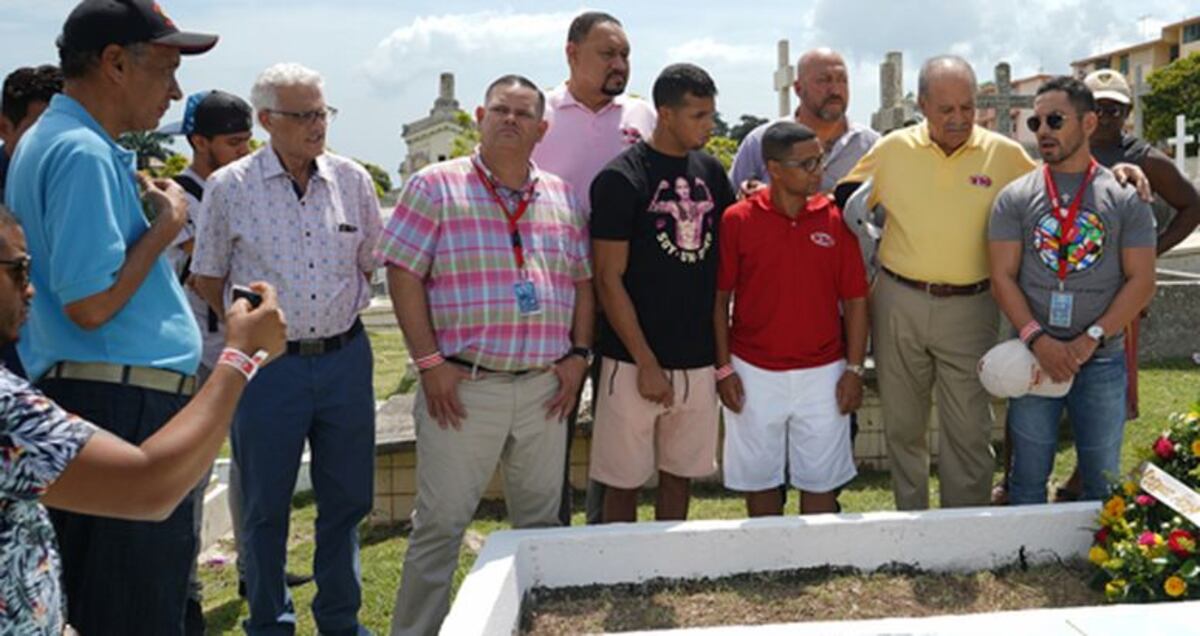 Visitó por primera vez tumba de boxeador que murió tras la pelea que sostuvieron