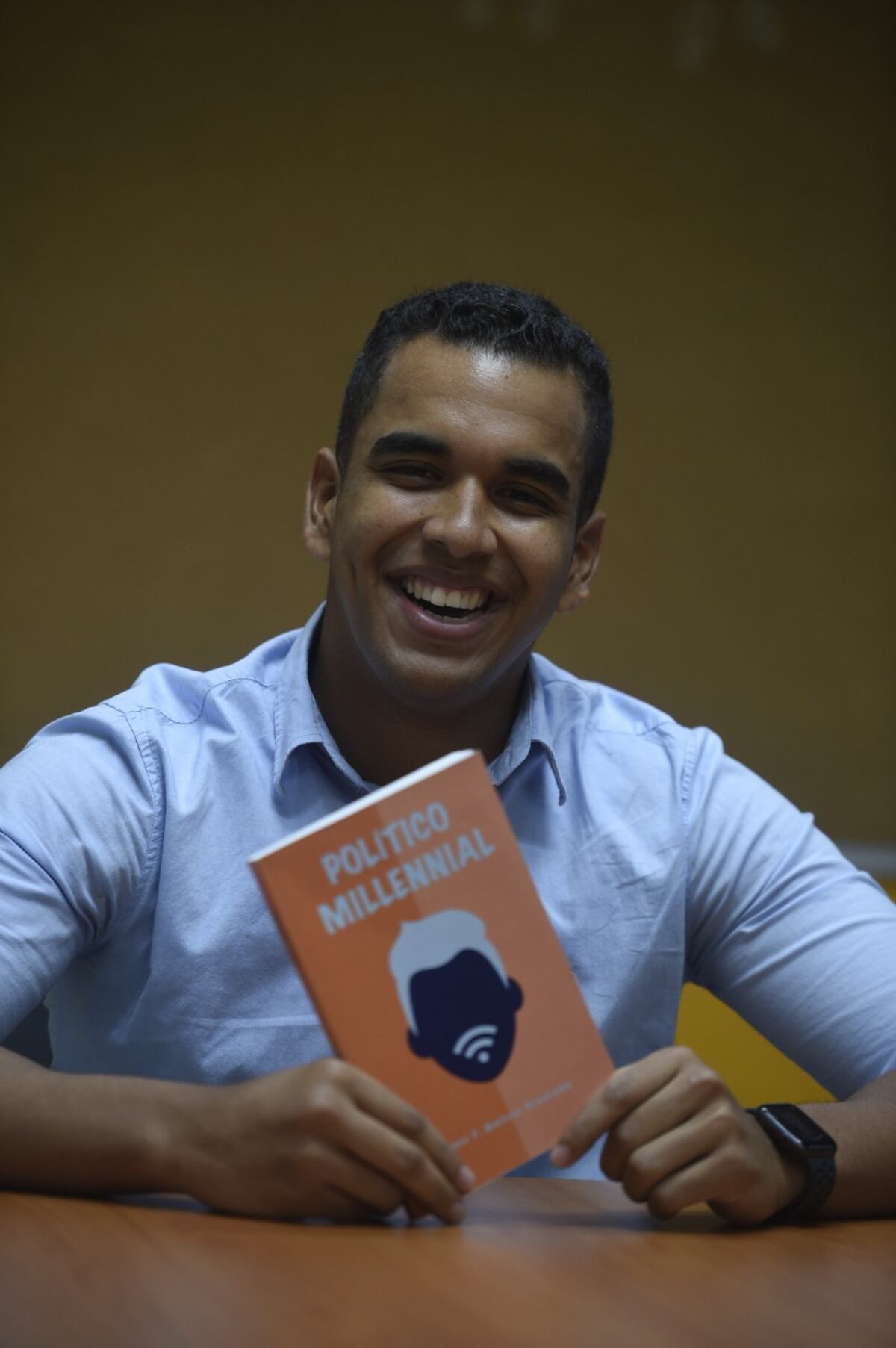 Político millennial. Joven abogado asegura que los partidos políticos no han dado resultados. Aspira a ser presidente del país