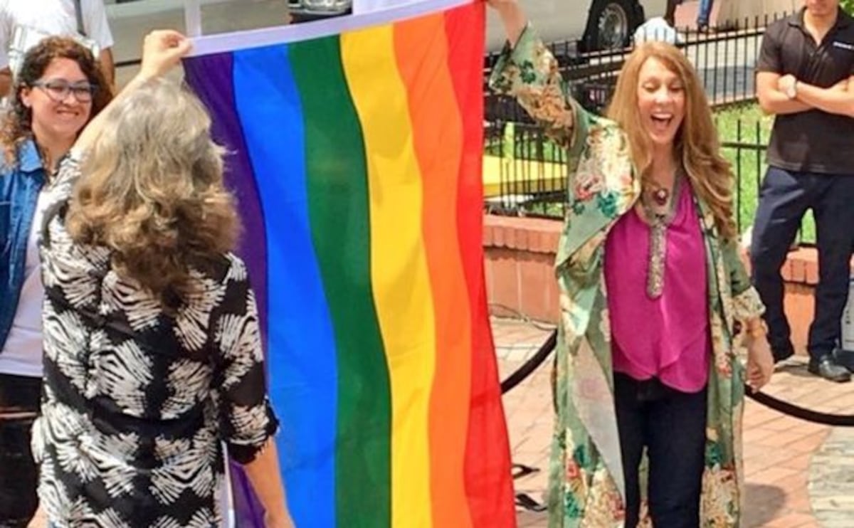 Polémica por izar bandera gay frente a Iglesia en Casco Viejo