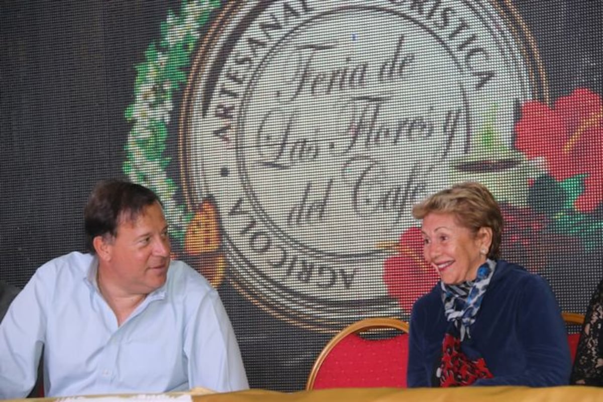 Captan a Varela y Mireya Moscoso echando un cuento bueno