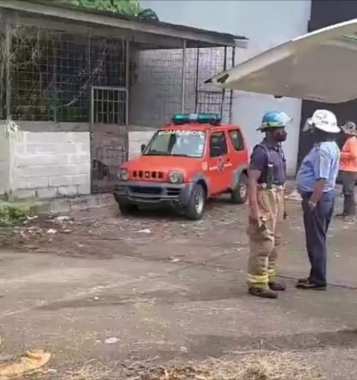 Una plancha de mármol le cae a tres trabajadores en Colón