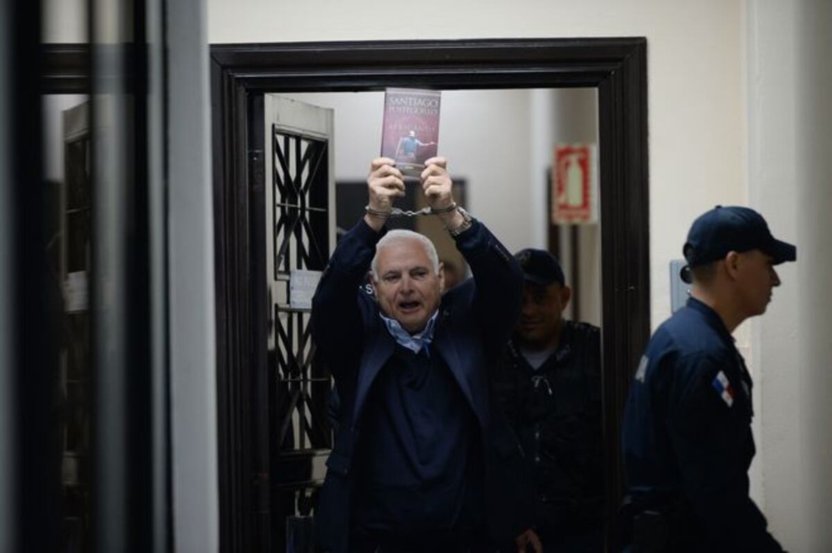 Le decomisan dinero, USB, celular y hasta discos duro a Martinelli en su celda