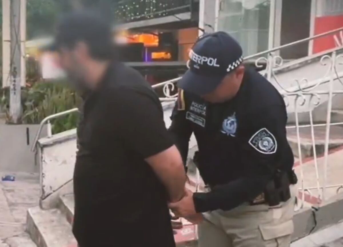 Cirujano vendía arepas en Colombia, pero era buscado por abuso sexual