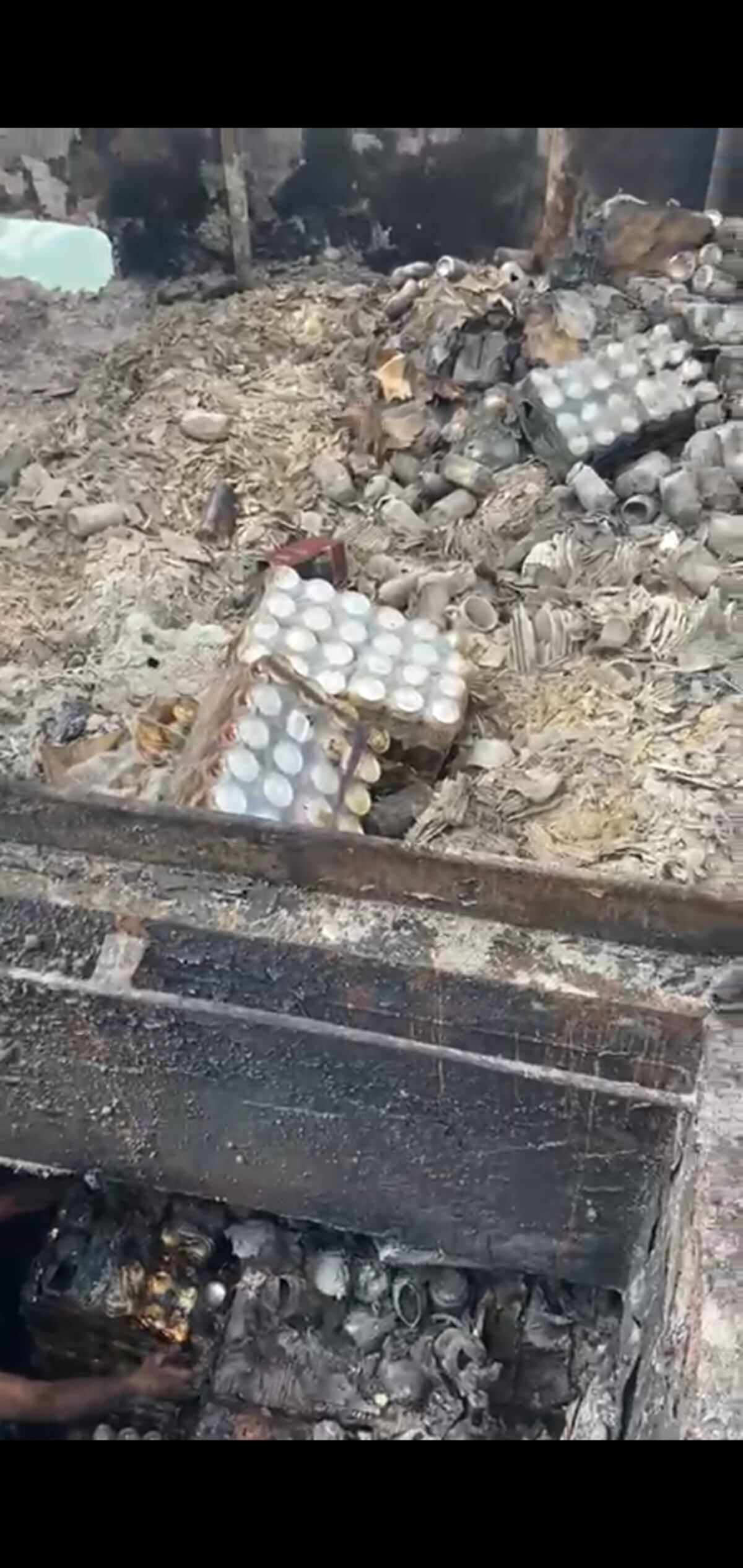 Cargaron con guaro gratis. Colonenses hacen fiesta con embarcación que se incendia. Se llevaron gran cantidad de bebidas alcohólicas