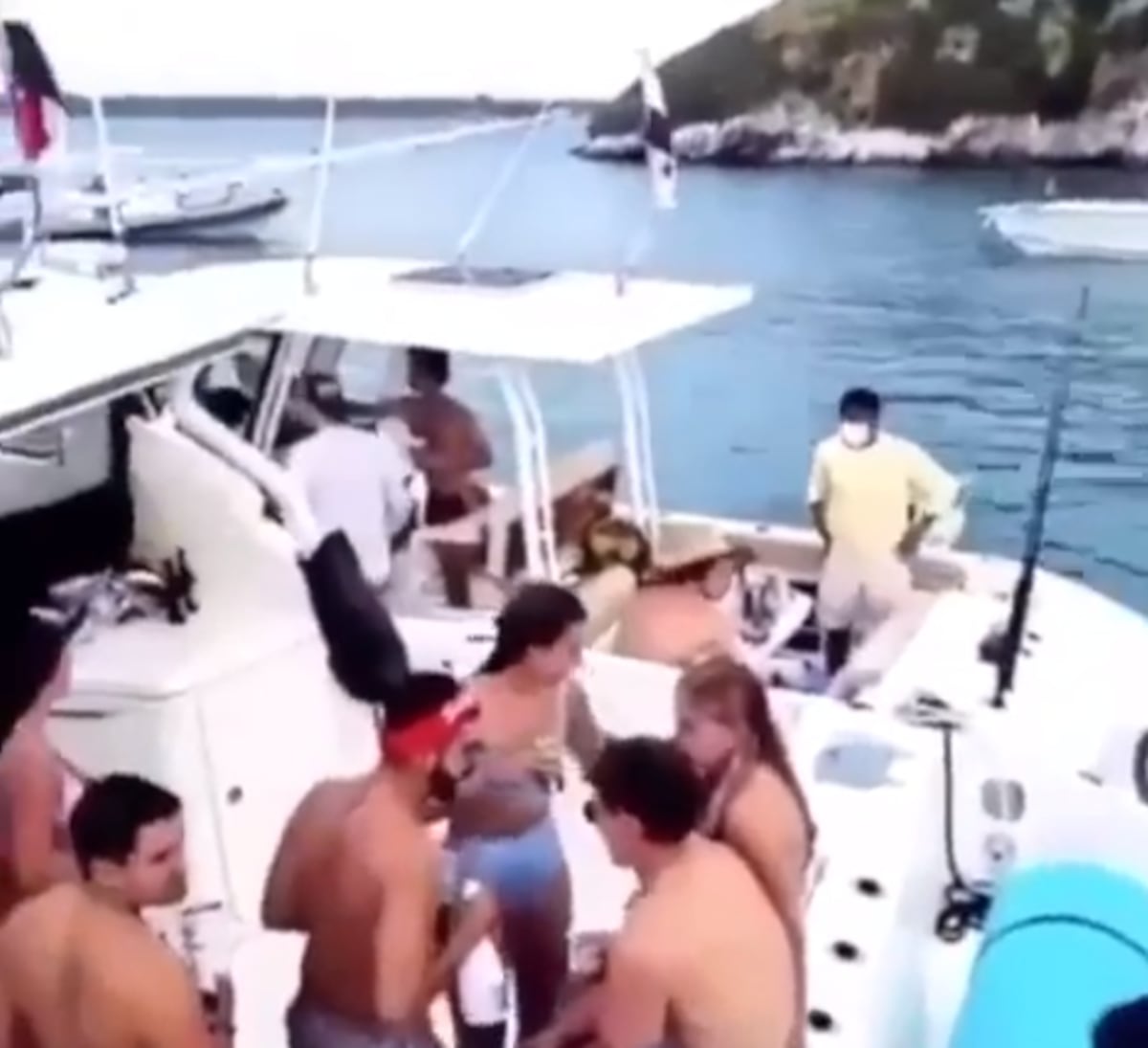 Alta alcurnia en yate en cuarentena total. Mencionan a hija de presentadora , sobrino del presidente e hijo de exministra | VIDEO