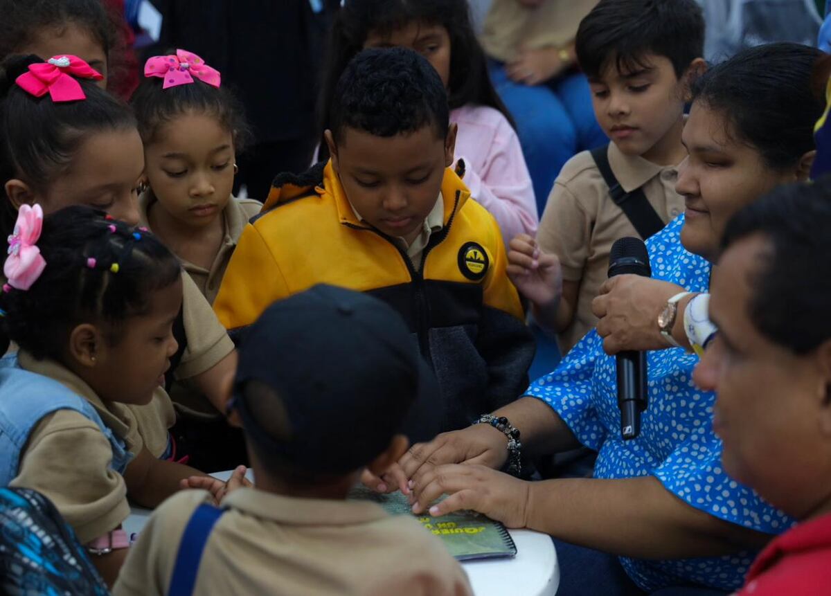 Personas con discapacidad participan activamente en la Feria del Libro