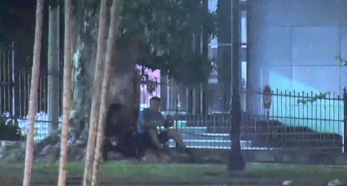 Forman ‘parking’ en la 5 de Mayo.  Los pillan ‘pinteando’ en el parque frente a la Asamblea Nacional. Video