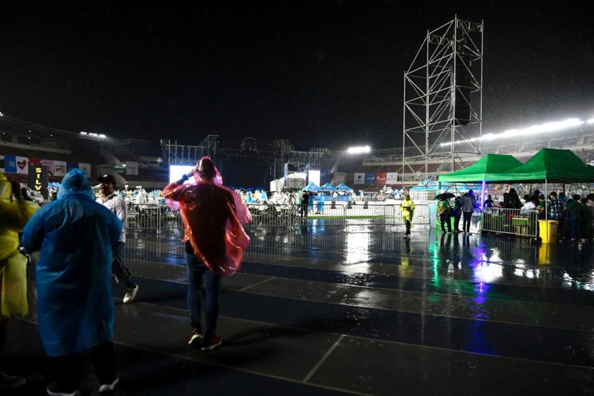 Concierto de Juan Luis Guerra pese a lluvia, truenos y relámpagos. Videos