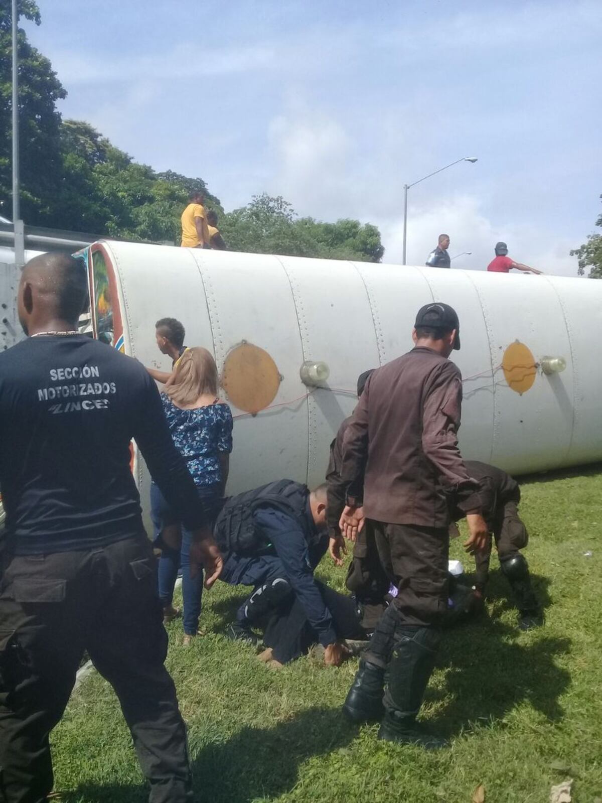¡QUÉ TRAGEDIA! Diablo Rojo se vuelca en la Avenida de los Mártires