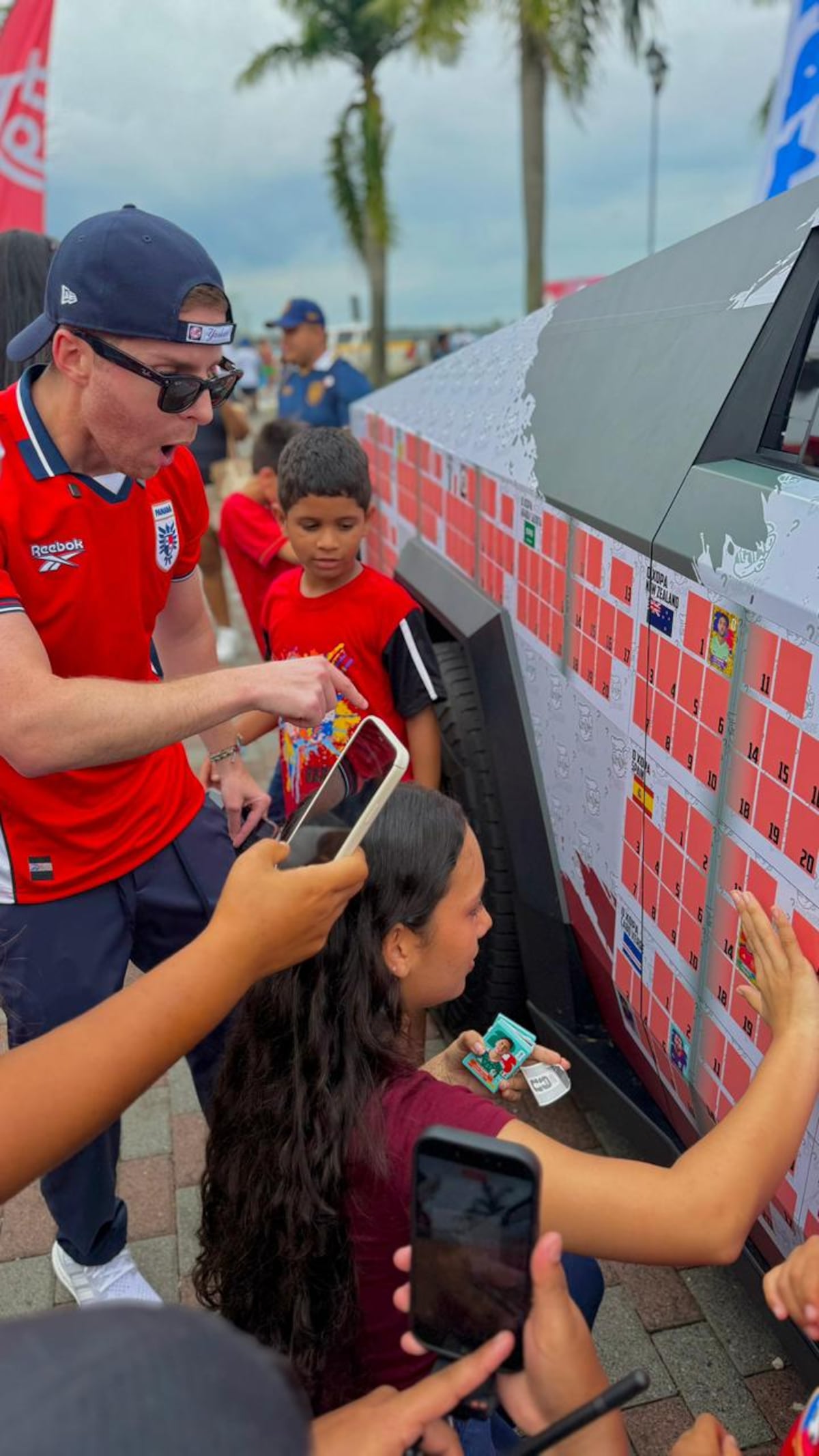 Así fue el intercambio masivo del álbum Panini en la playita de Las Garzas