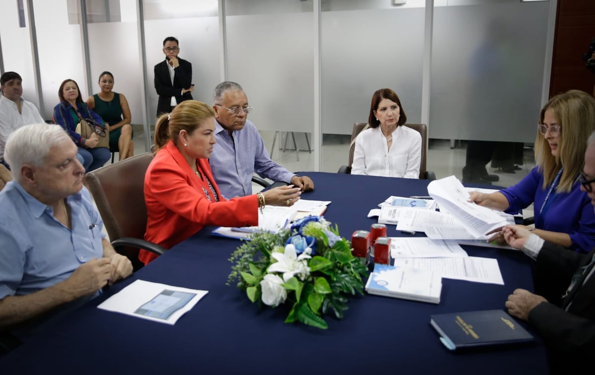 Marta Linares de Martinelli acudió al Tribunal Electoral para presentar su postulación