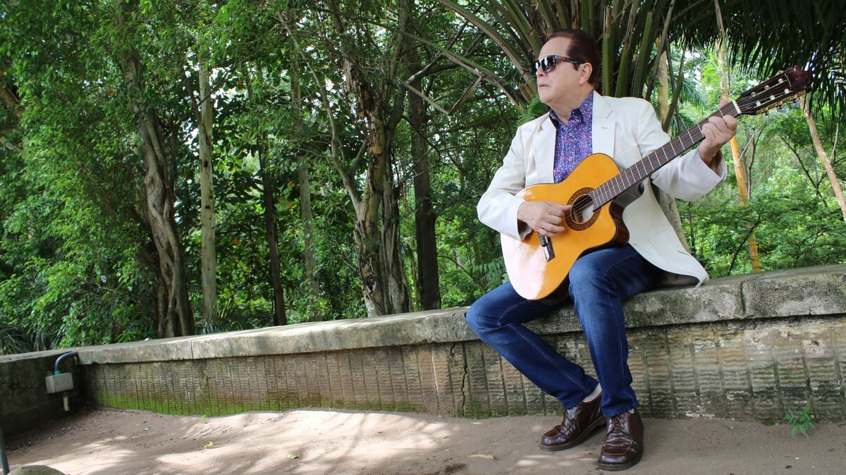 Sigue muy activo. El caballero de la balada Rolando Palacios continúa haciendo música para el alma