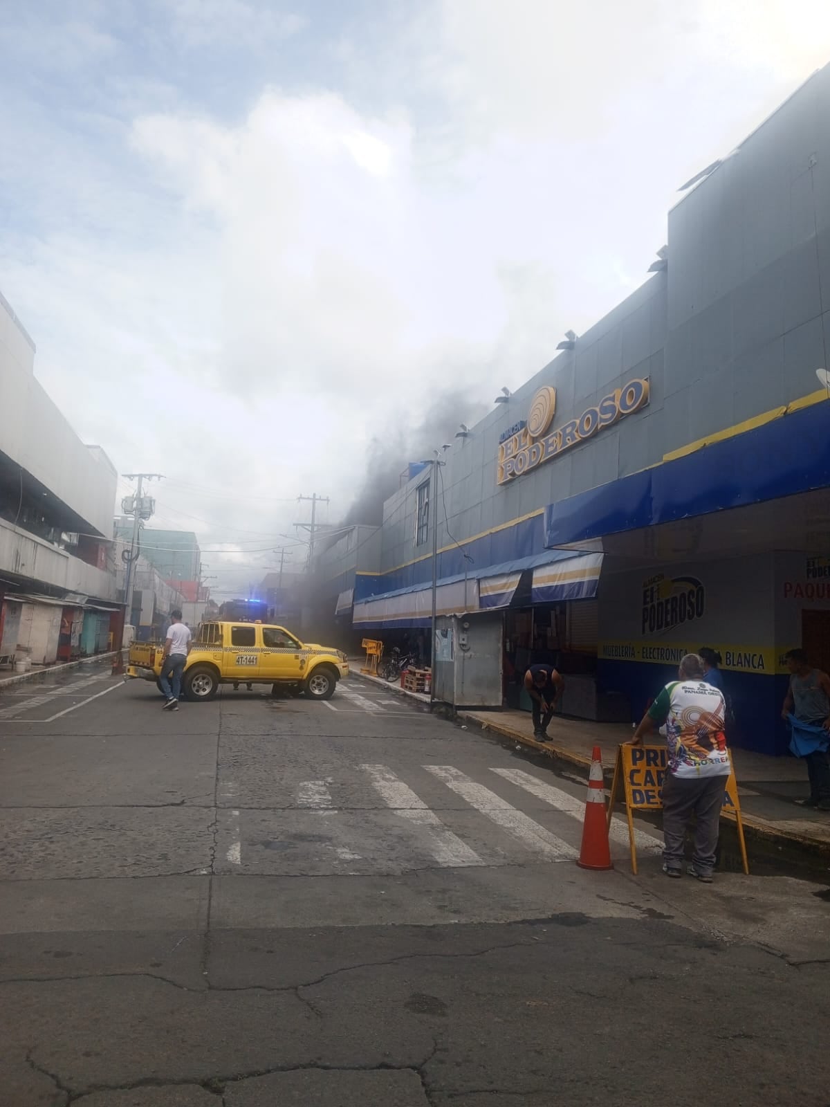 Voraz incendio en David moviliza a decenas de bomberos en zona comercial