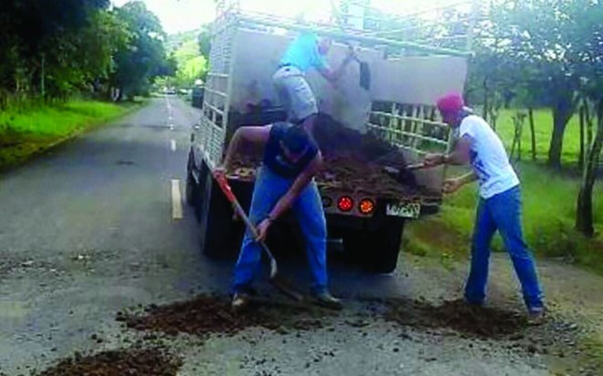 ¡WAO! Moradores del interior reparan ellos mismos las vías con tosca 