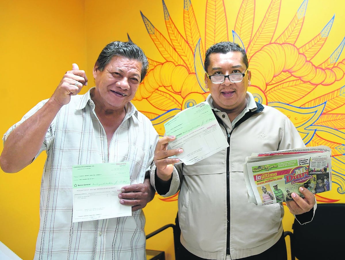 RECIBEN SU CHEQUE. Ganadores de promoción de aniversario de Mi Diario |FOTOS