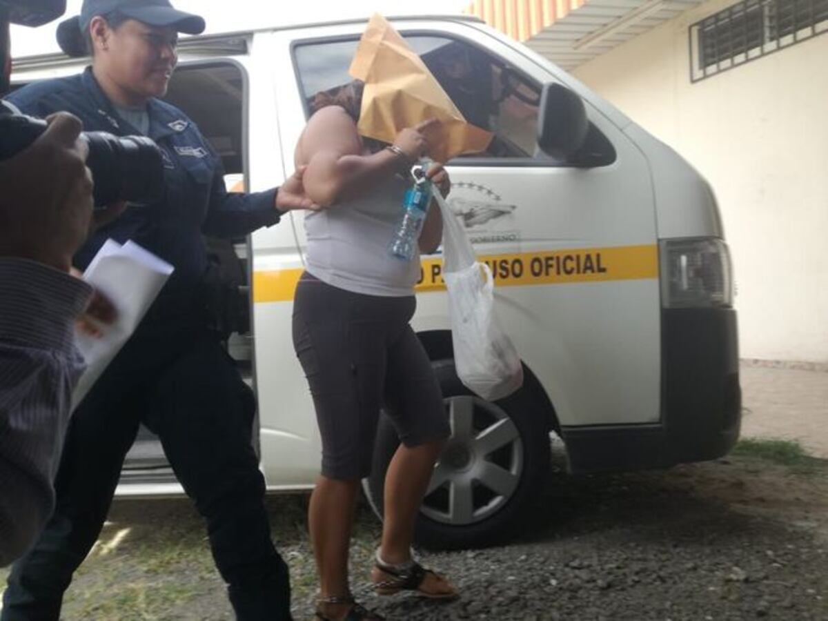 Lo desmembró con un machete. Buscan quién la ayudó