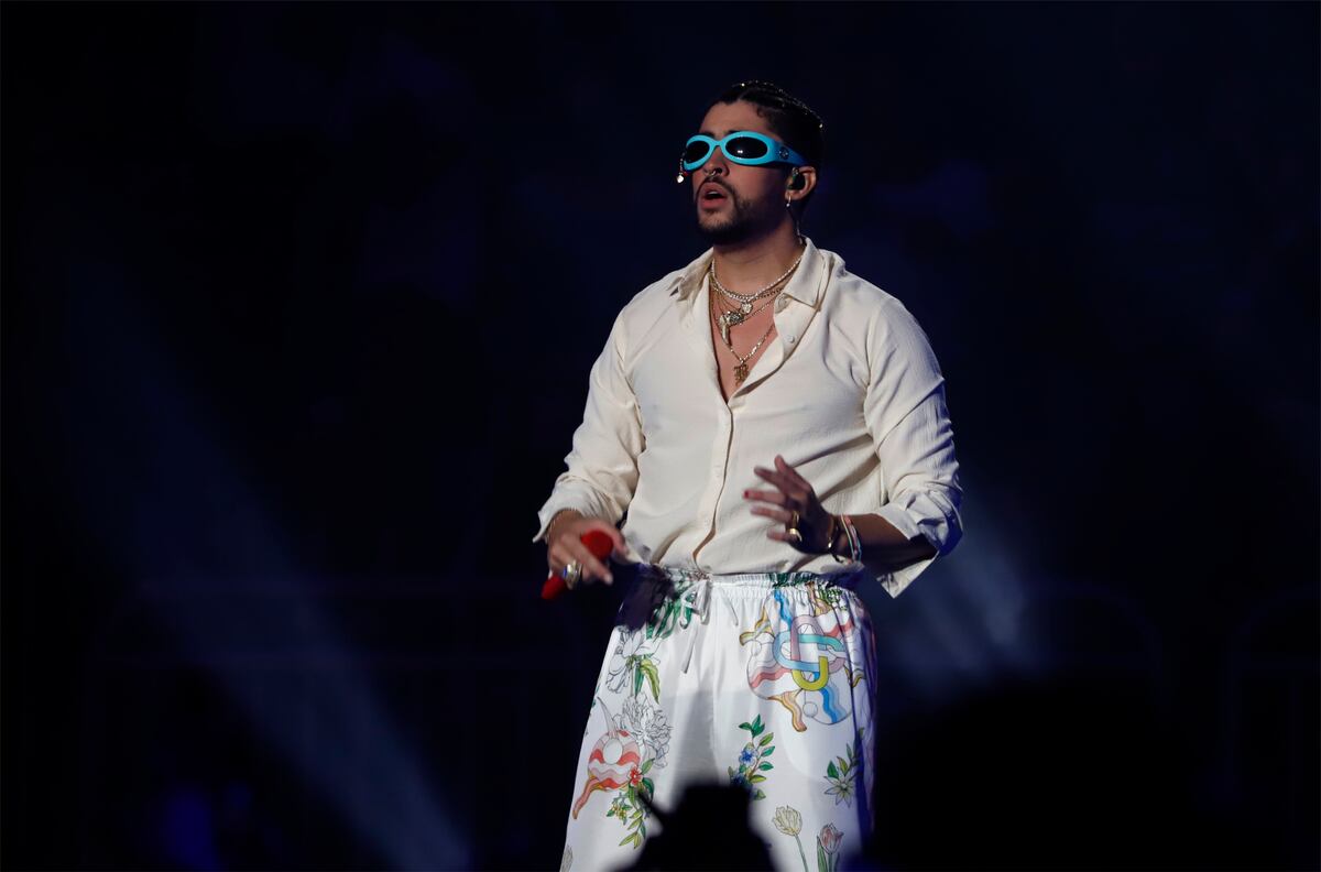 Uy, qué feo. Bad Bunny lanzó al mar el celular de una fan que quería hacerse una ‘selfie’ con él