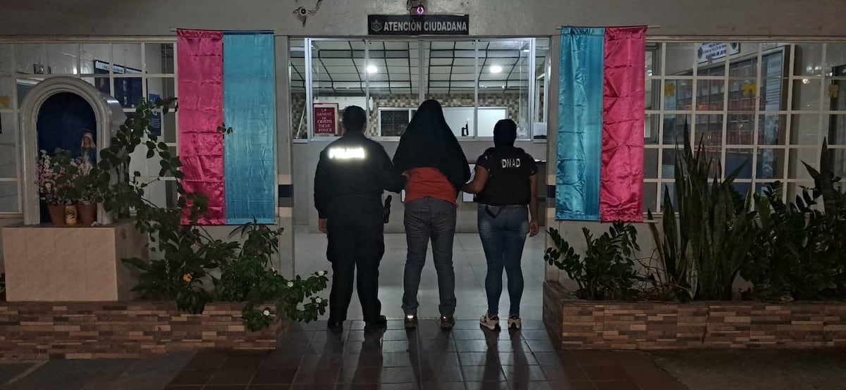 ¡JO! Mujer cae con ocho bolsas negras y 162 paquetes +VIDEO
