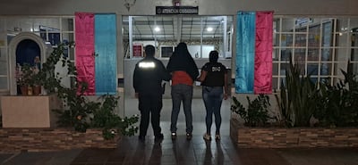 ¡JO! Mujer cae con ocho bolsas negras y 162 paquetes +VIDEO