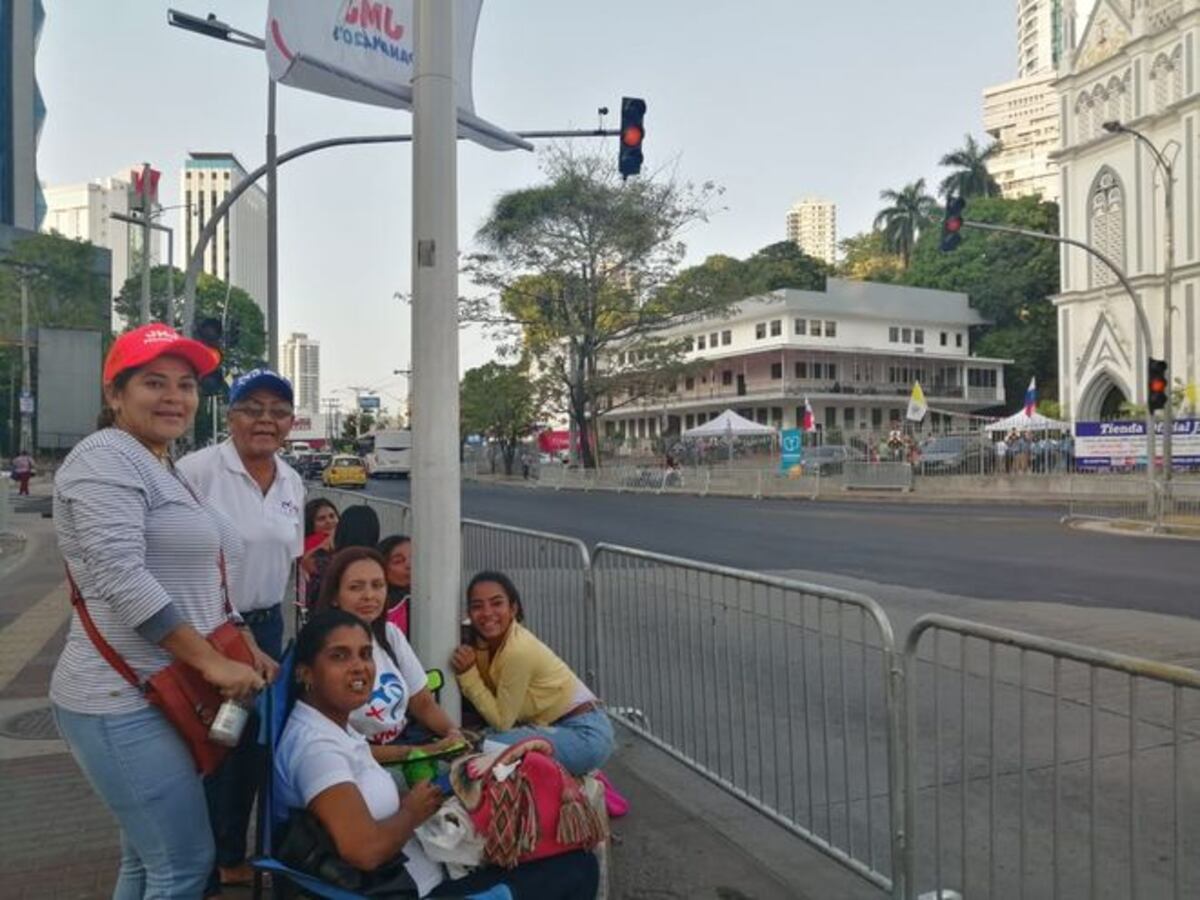 Cientos ya están a lo largo de la ruta esperando al Papa. Chequeen
