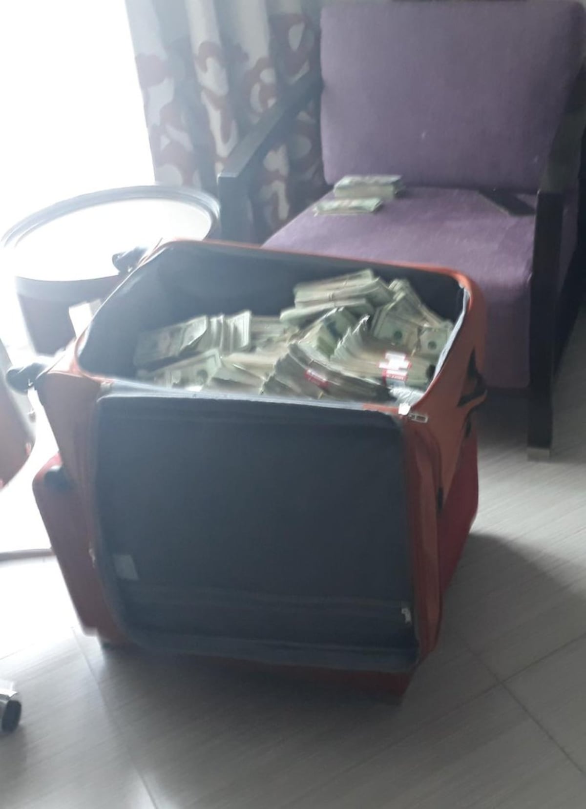 Autoridades detienen a 4 en hotel de la localidad con fuerte suma de dinero