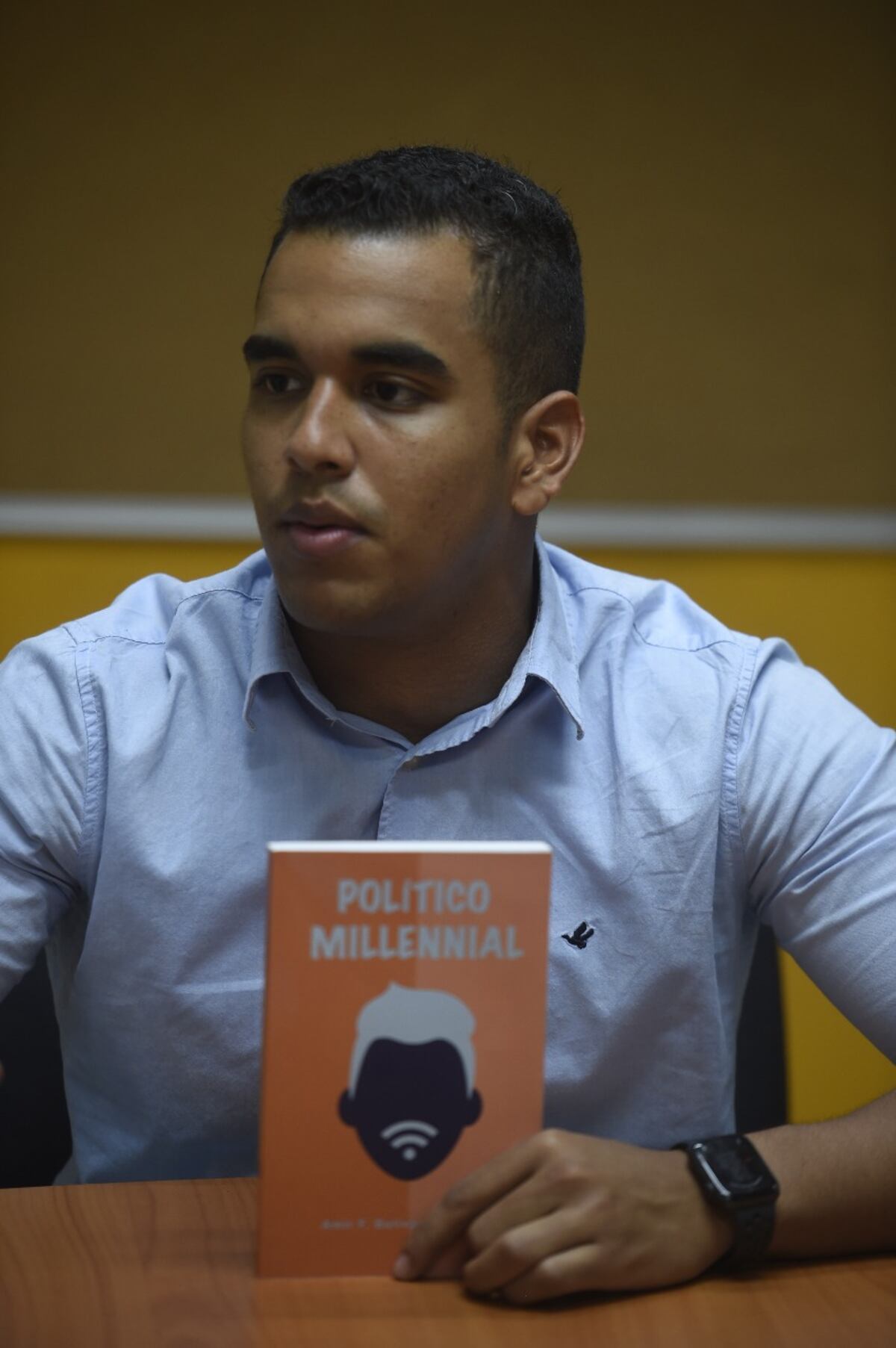 Político millennial. Joven abogado asegura que los partidos políticos no han dado resultados. Aspira a ser presidente del país