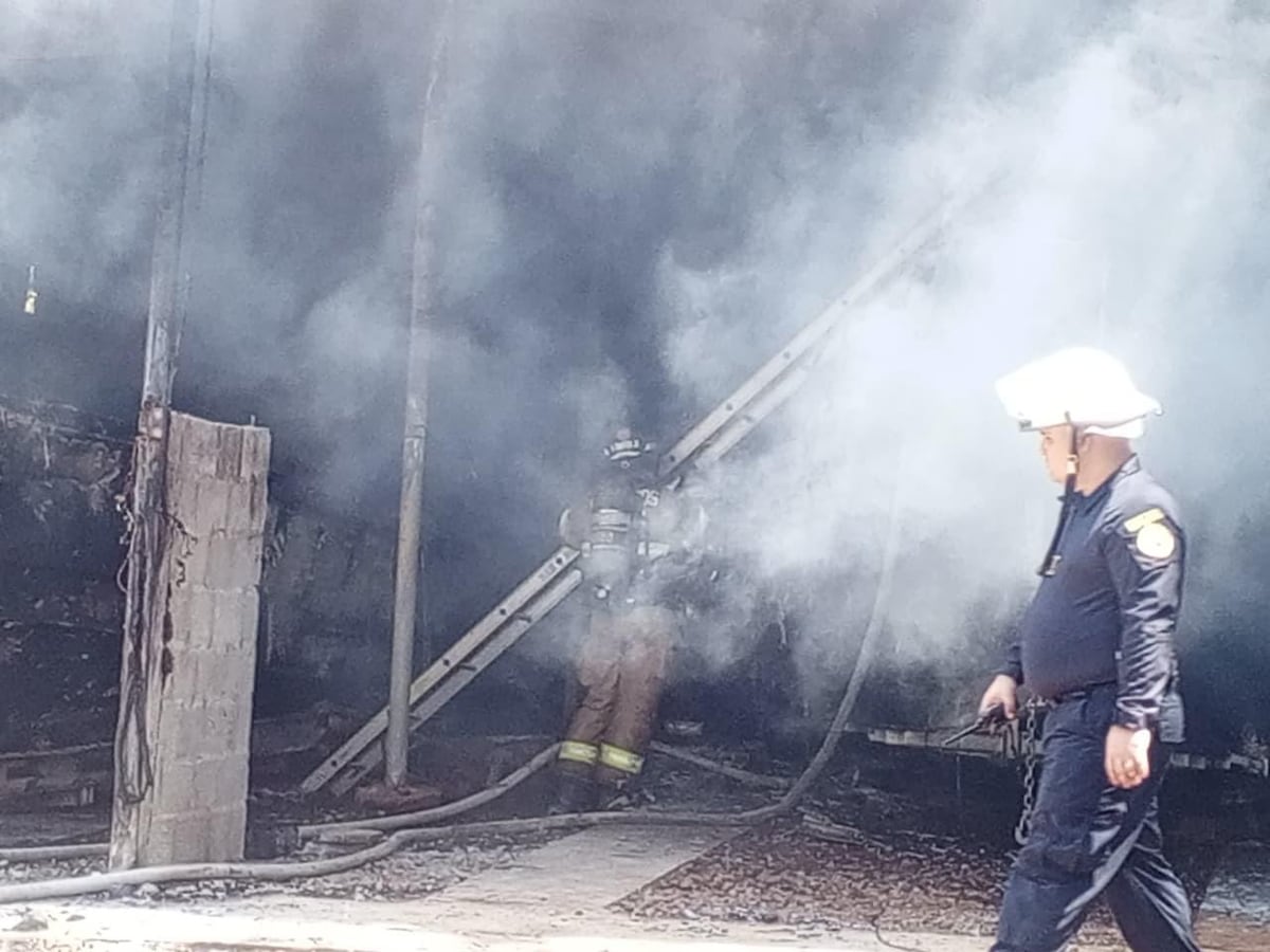 ¡Fuego en Punta Tierra! Bomberos controlan incendio en inmueble con lanchas en llamas